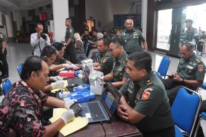 Pangdam IV/Diponegoro Bersama Ketua Persit KCK PD IV/Diponegoro Ikuti Donor Darah Sambut HUT Ke-79