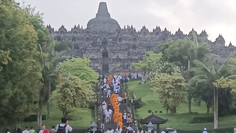 Setelah berjalan sekitar 2.500 Km 38 Bhikkhu Tudhong sampai di Candi Borobudur.