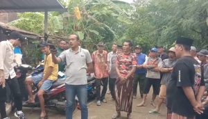 Ratusan Warga Desa Tunggul Pandean Menunggu Kehadiran Bupati Terkait Penolakan Pembangunan Gardu Induk PLN